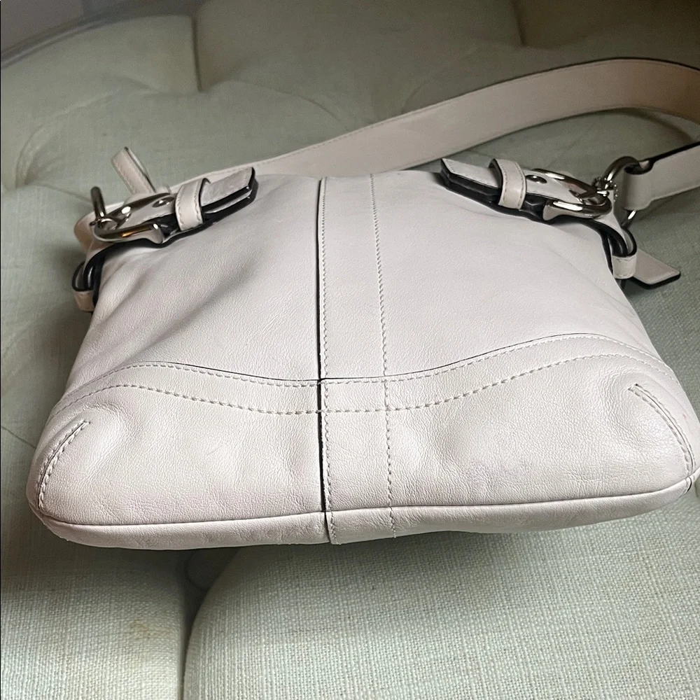 Vintage Coach White Leather Shoulder Bag
With Silver Tone Buckles And Rings - Picture 7 of 12